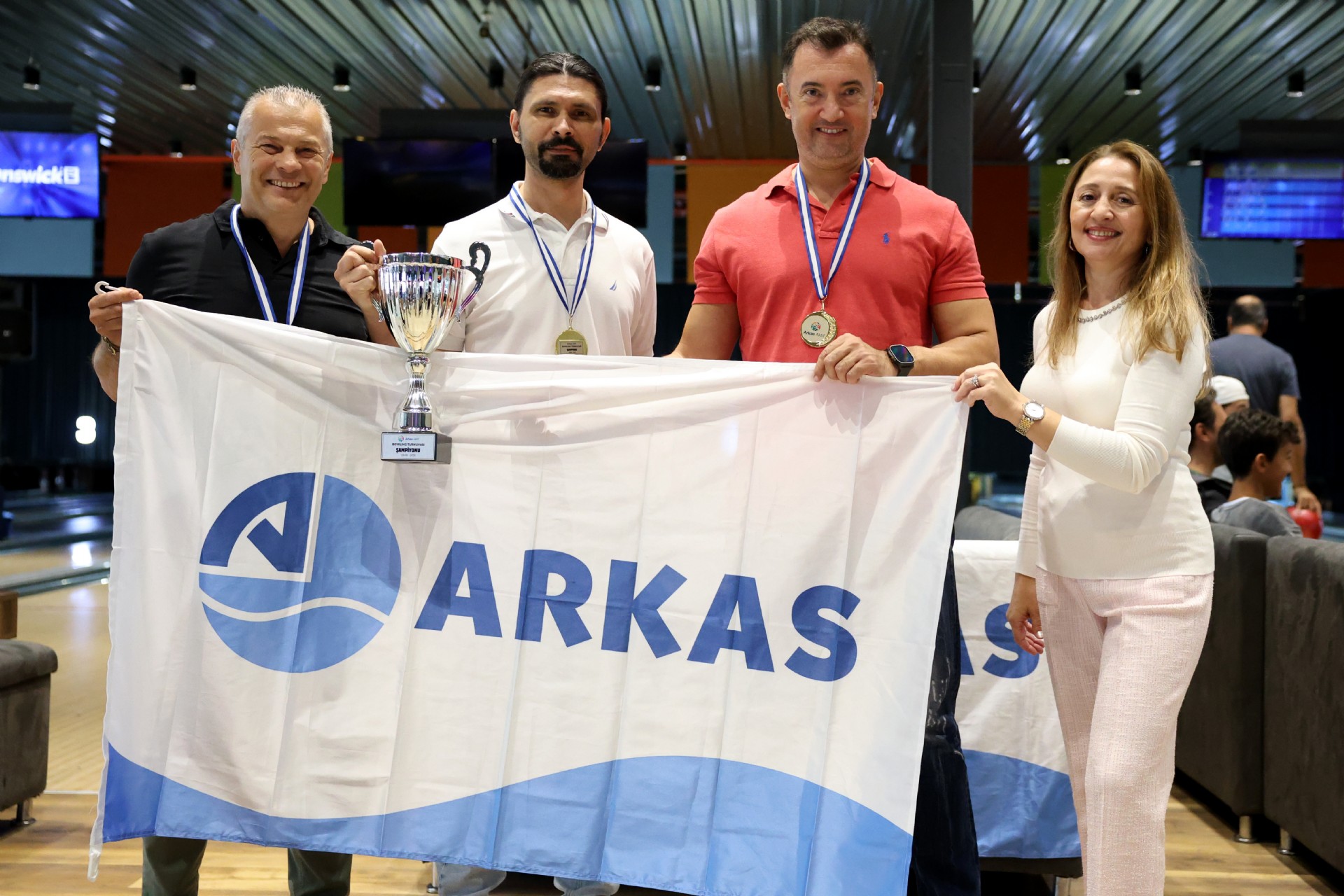 "Lobutlar Devrildi, Alkışlar Yükseldi!" İzmirde Şampiyon DRAGONS!
